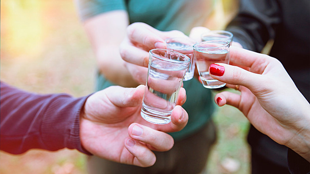 Почему люди массово травятся метанолом — врач