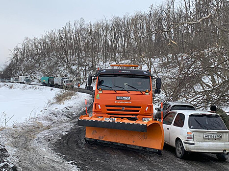 Авария со спецтехникой парализовала движение на острове Русский
