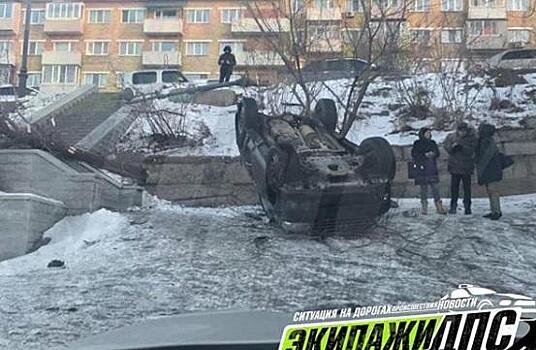 Во Владивостоке автоледи не справилась с управлением и отправила свой автомобиль в кювет