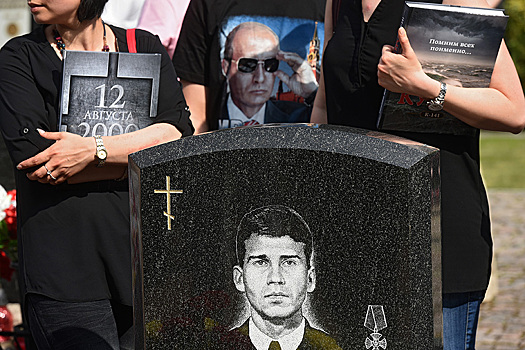 Траурная церемония по экипажу «Курска» на Серафимовском кладбище 12 августа 2015 года