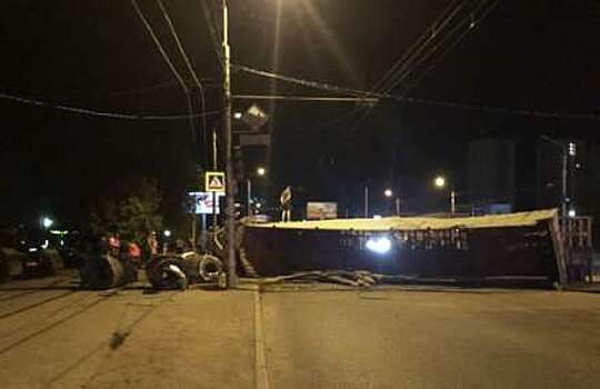 На юге Волгограда перевернулся грузовик