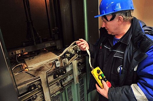 В корпусе 803 в Старом Крюково обновляют лифты