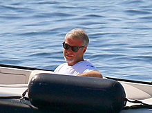 Совсем один: Роман Абрамович отдыхает на яхте после развода
