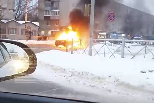 Автомобиль взорвался во время движения на российской дороге