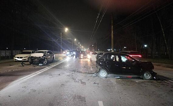 В Курске годовалая девочка и 26-летняя женщина пострадали в ДТП с четырьмя авто