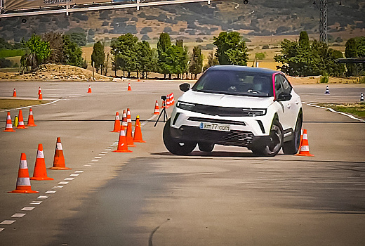 Видео: новый Opel Mokka порадовал на «лосином тесте»