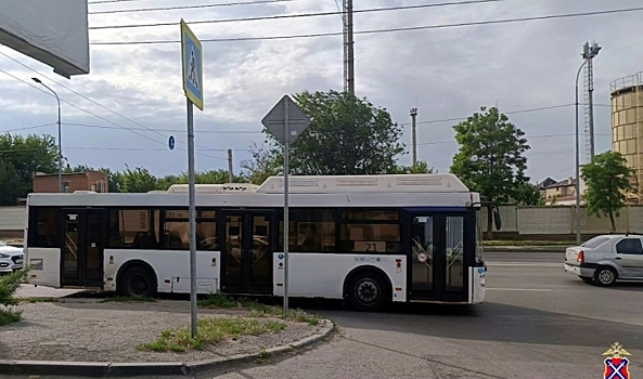 После падения в автобусе в Волгограде 54-летняя женщина попала в больницу