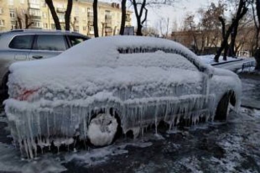 Из-за прорыва водопровода машина в Челябинске превратилась в ледяную глыбу