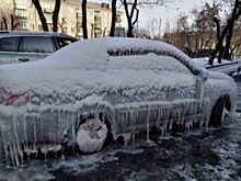 Из-за прорыва водопровода машина в Челябинске превратилась в ледяную глыбу