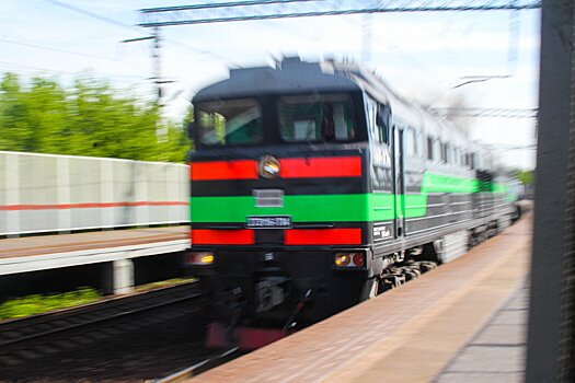 В Ростовской области выясняют причины схода электровоза в составе грузового поезда