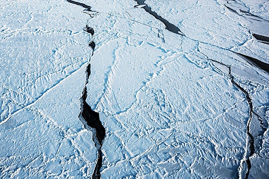 На Оби в Новосибирске из-за сброса воды начал вскрываться лед, МЧС предупреждает об опасности скола льдин