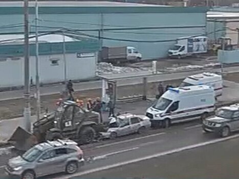 Автомобиль въехал в остановку в Южном Бутове