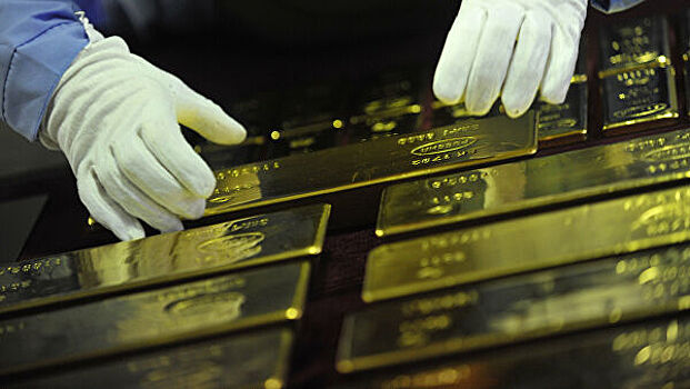 Цена на золото падает более чем на 1,5%