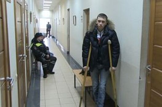 В Екатеринбурге таксист сломал берцовую кость инспектору ГИБДД