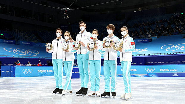 Валиеву и других участников командного турнира на Олимпиаде наградили колье