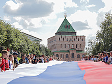 В Нижегородском кремле развернули 100-метровый флаг в честь государственного праздника