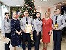 Сотрудники учебного центра ГУФСИН России по Свердловской области вручили подарки детям из социально-реабилитационного центра