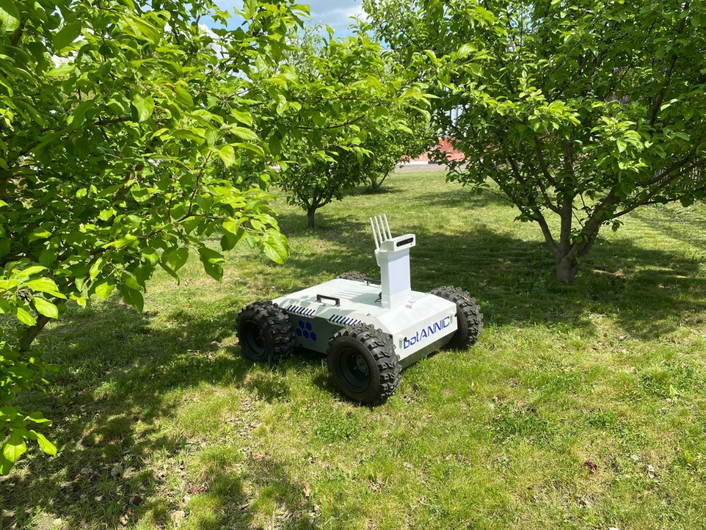 Тамбовские ученые создали робота, который выявляет заболевания фруктовых деревьев