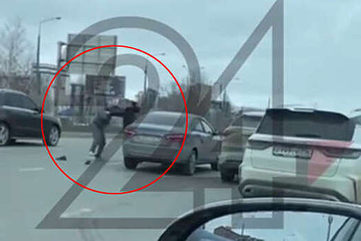 В Казани двое водителей устроили драку на проезжей части