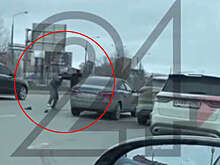 В Казани двое водителей устроили драку на проезжей части