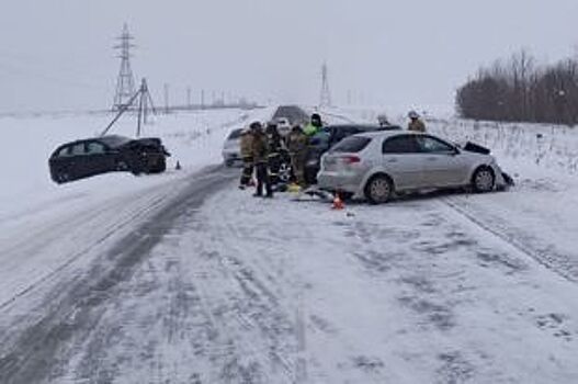 В массовом ДТП на трассе в Прикамье погиб водитель иномарки