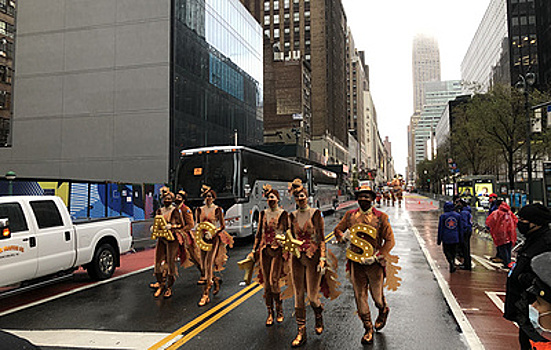 В Нью-Йорке в усеченном формате прошел парад ко Дню благодарения
