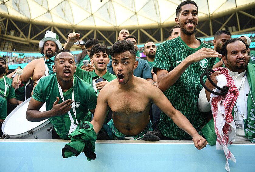 Болельщики на трибунах стадиона после победы сборной Саудовской Аравии над Аргентиной на ЧМ по футболу в Катаре, 22 ноября 2022 года