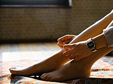 Стилист назвал белые колготки трендом осени