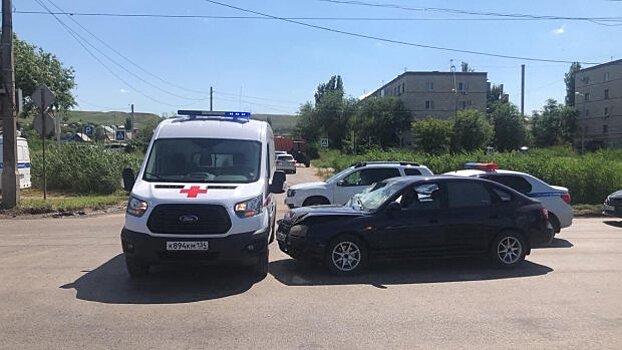 В Волгограде в ДТП со скорой и иномаркой пострадал 55-летний пассажир