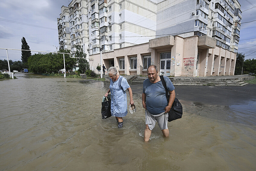 Жители на улице села Софиевка Симферопольского района