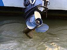 В российском регионе мужчина вынырнул из озера и попал под винт катера