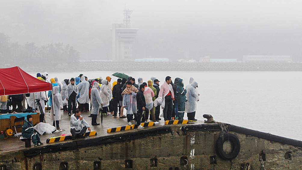 Родственники пропавших без вести пассажиров затонувшего судна «Севоль» ждут новостей от спасателей, 2014 год
