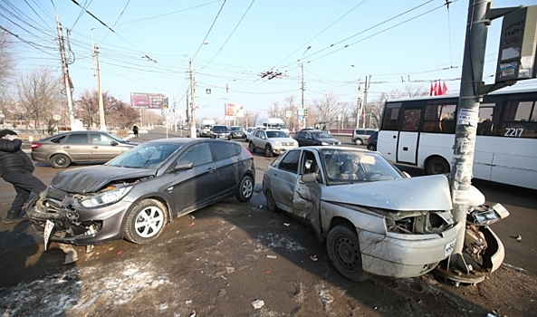 На севере Волгограда на перекрестке столкнулись три автомобиля