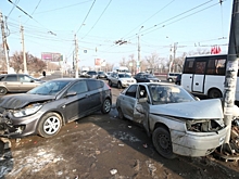 На севере Волгограда на перекрестке столкнулись три автомобиля