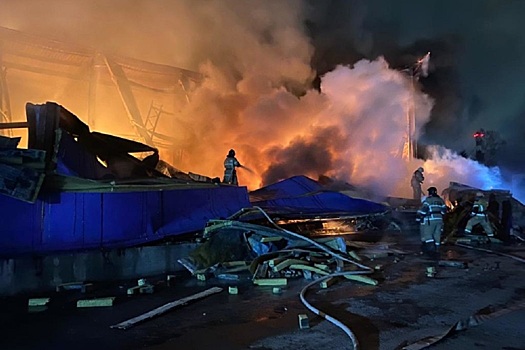 В Екатеринбурге сгорел склад с бытовой химией и парфюмерией