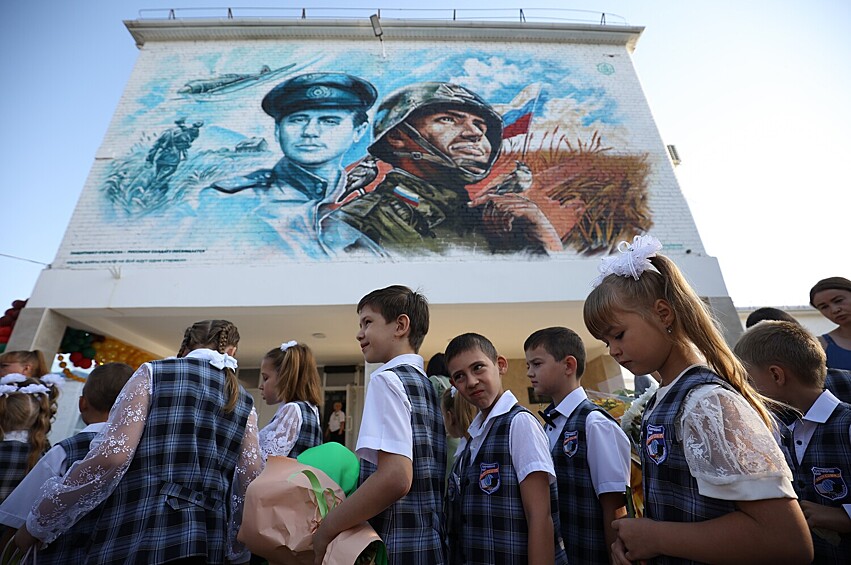 Школьники перед началом торжественной линейки, посвященной началу учебного года, в школе №5 им. М.А. Ромашины в Тимашевске