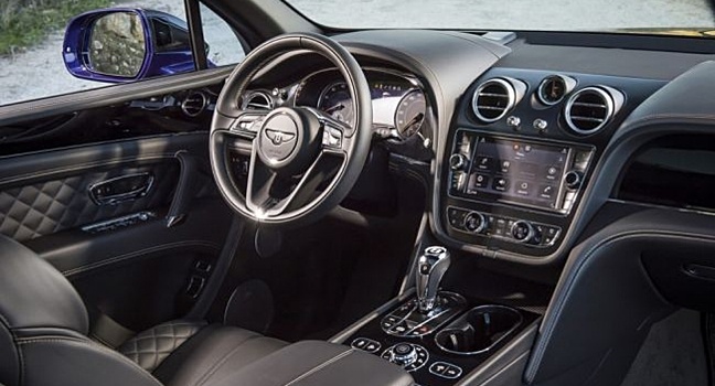 Bentley презентовал два варианта седана Flying Spur Mulliner на международном автосалоне в Китае