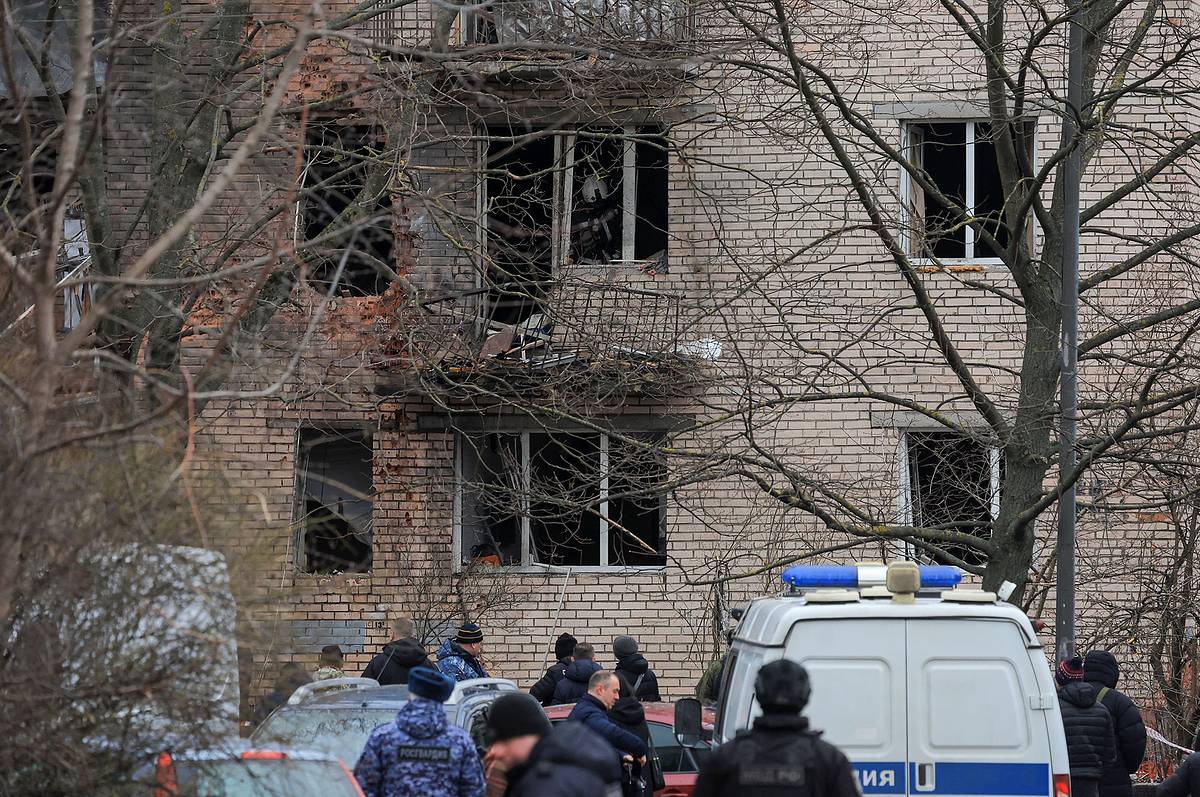 Житель Петербурга рассказал о вырванных взрывом БПЛА оконных рамах его спальни