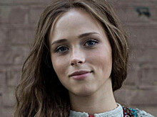 26-летняя актриса Анна Кошмал выложила архивное фото со съемок сериала «Сваты»