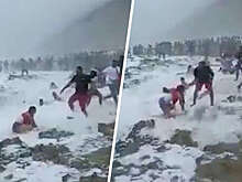 В Омане огромная волна унесла в воду семью туристов из 8 человек