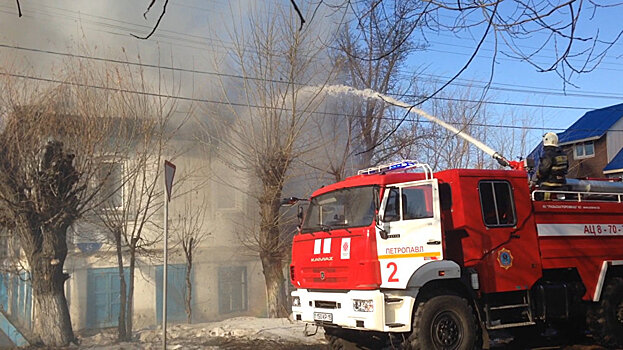 Сгорело все: огонь уничтожил старый жилой дом в Петропавловске