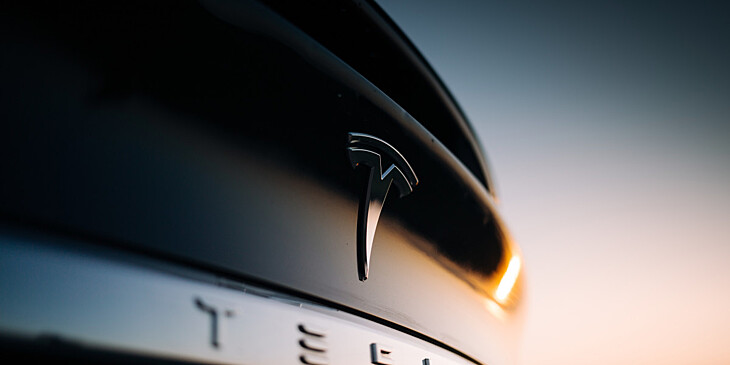 В США женщина родила в салоне ехавшей на автопилоте Tesla