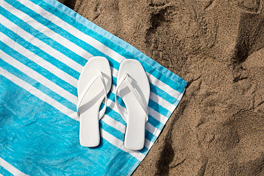 На пляже в Адлере туристам предлагают тень от навеса за 1,5 тысячи рублей