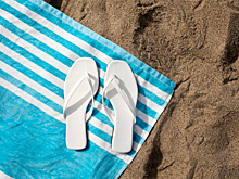 На пляже в Адлере туристам предлагают тень от навеса за 1,5 тысячи рублей