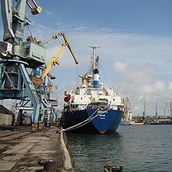 Бердянский порт залило нефтью