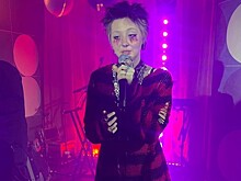 Старшая дочь Глюкозы спела на дне рождения солиста группы «Би-2»