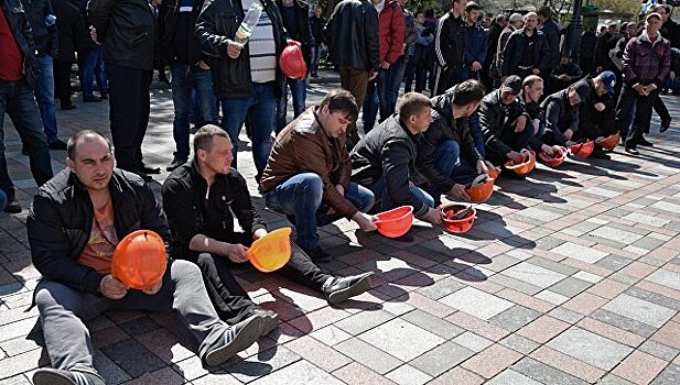 Шахтеры вышли на митинг к парламенту Украины