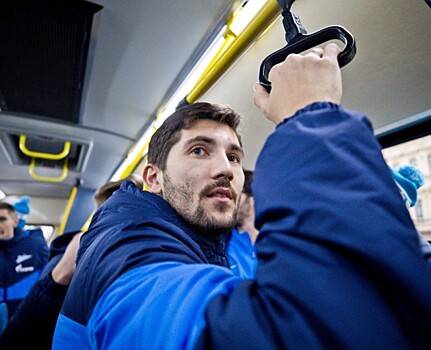 В Петербурге появились автобусы в цветах футбольного клуба «Зенит»