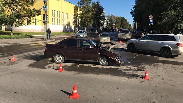 «Лада Приора» влетела во внедорожник на ул. Чехова в Вологде