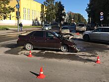 «Лада Приора» влетела во внедорожник на ул. Чехова в Вологде